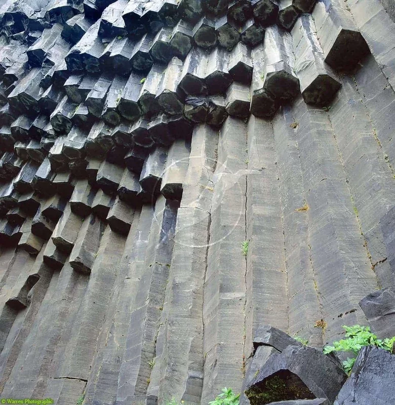 How Ancient Lava Flows Resemble Honeycomb Physics in Nature's Unique Columns