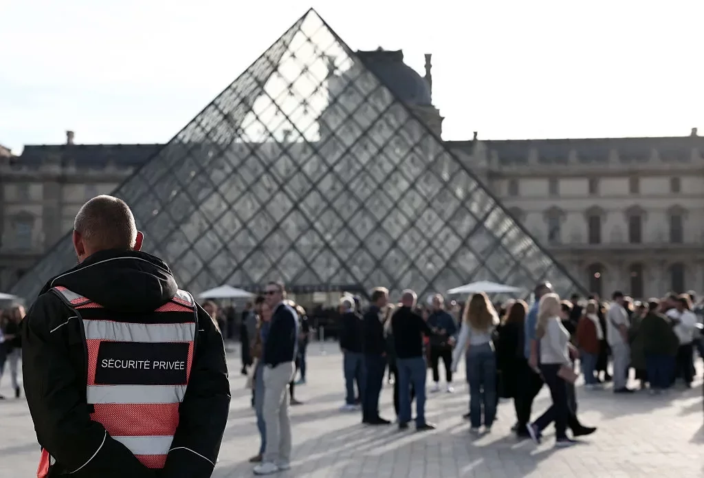 Louvre Ticket Fraud Network Uncovered; National Gallery Faces Job Cuts Amid Financial Struggles