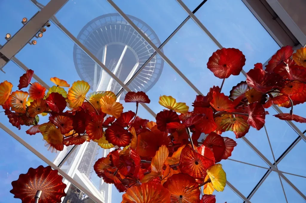 Man Vandalizes Chihuly Glass Museum in Seattle