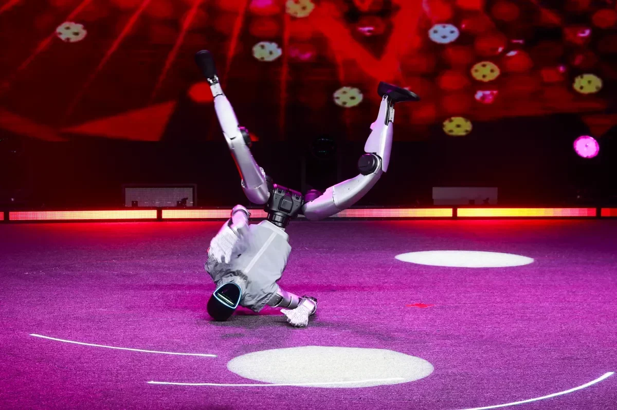 Dancing Robot Causes a Stir at California Restaurant