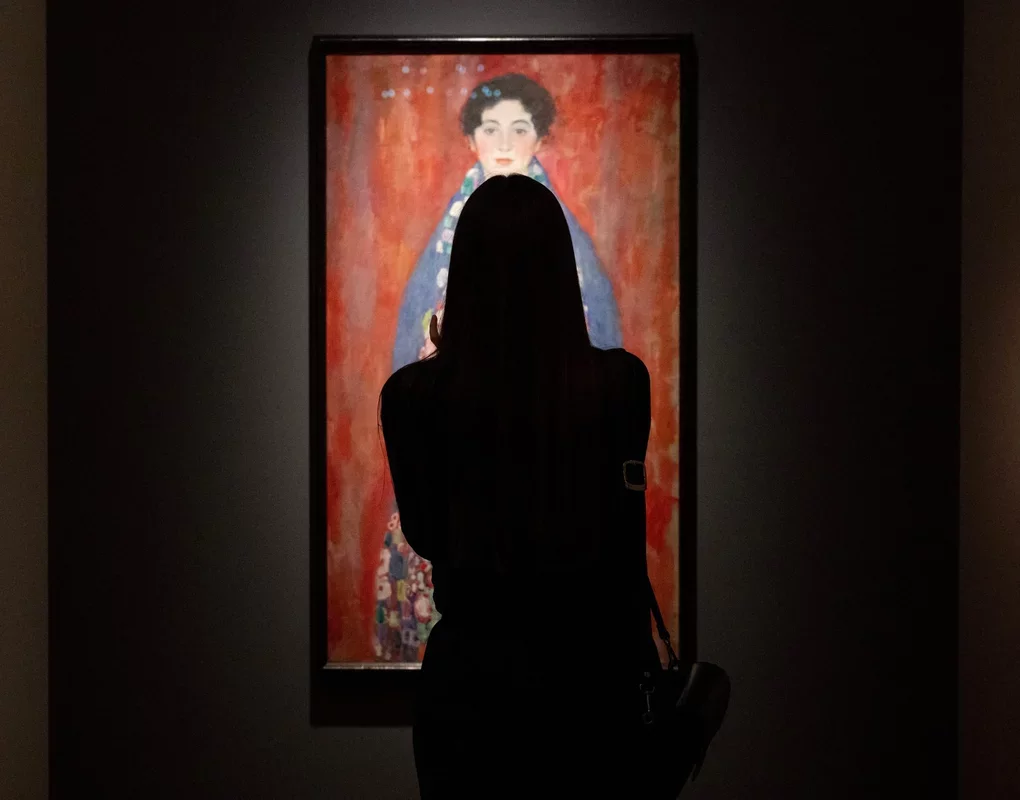 The Enigmatic Woman of the Gallery: A Unique Perspective on Art