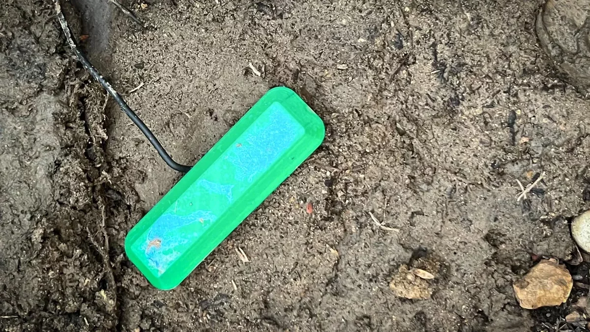 Innovative Soil-Powered Fuel Cell Could Revolutionize Battery Use