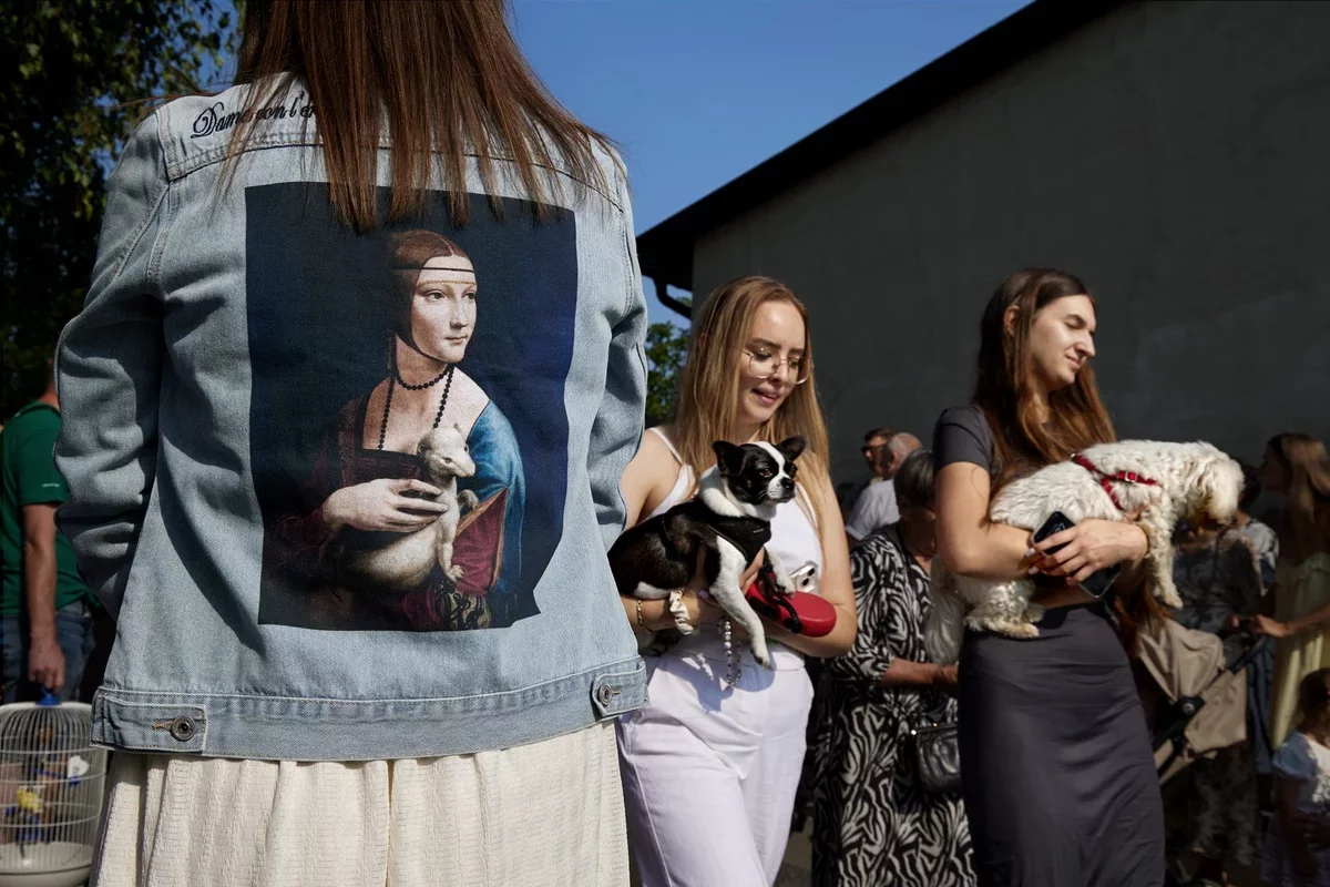 Janusz Jurek Celebrates the Quirkiness of Everyday Life Through Street Photography