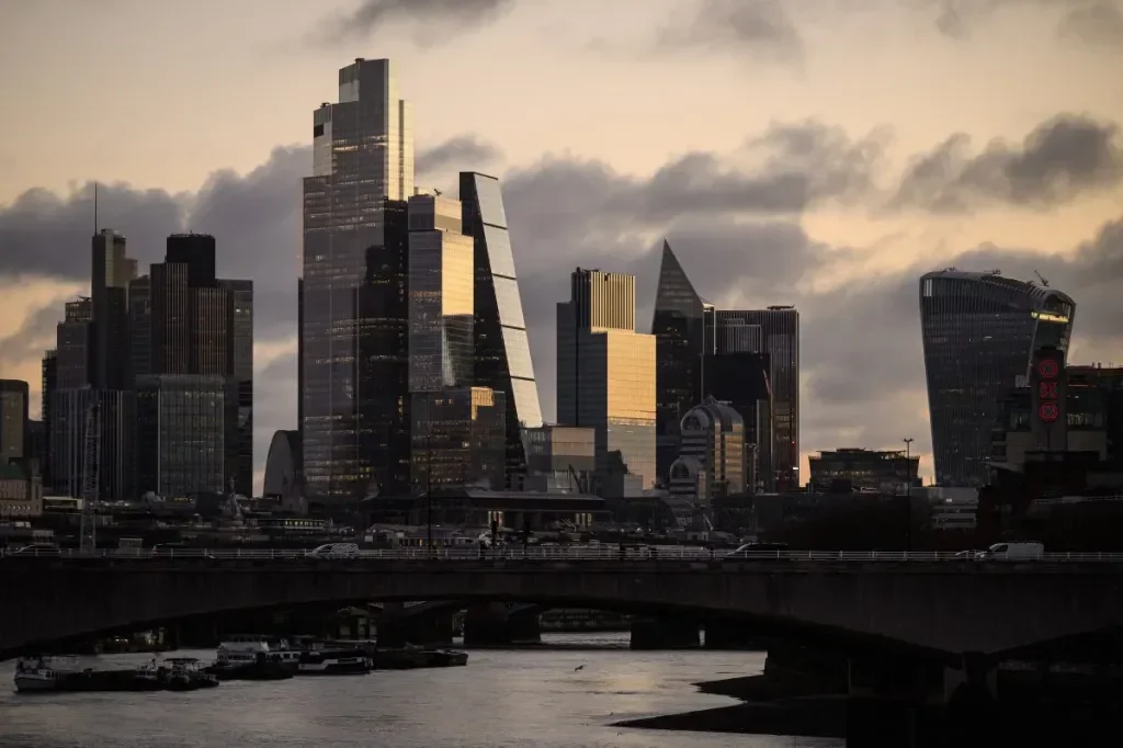 London Gallery Weekend Attracts 50,000 Visitors Amidst Artistic Resilience