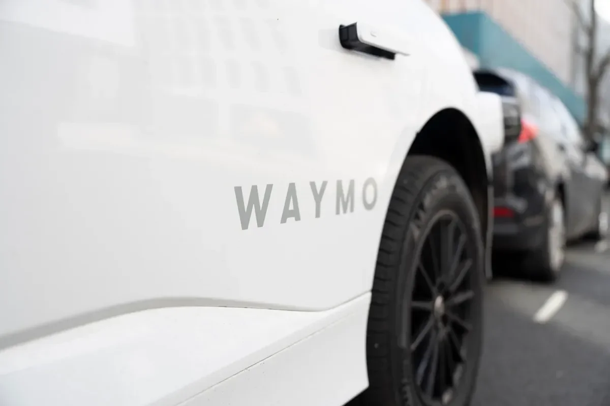 NHTSA Calls on Autonomous Vehicle Makers to Improve First-Responder Awareness