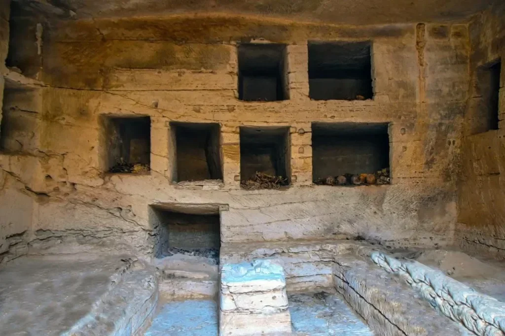 Egyptian Archaeologists Uncover Sealed Tombs and Rare Gold Amulets at Marina el-Alamein