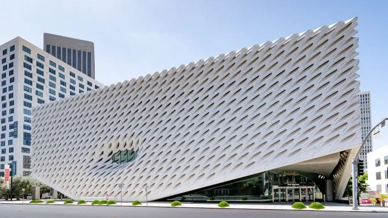Smithsonian Governance Debate, Yoko Ono's "Cut Piece" Returns, and Kusama's Immersive Room Expands Museum Experiences