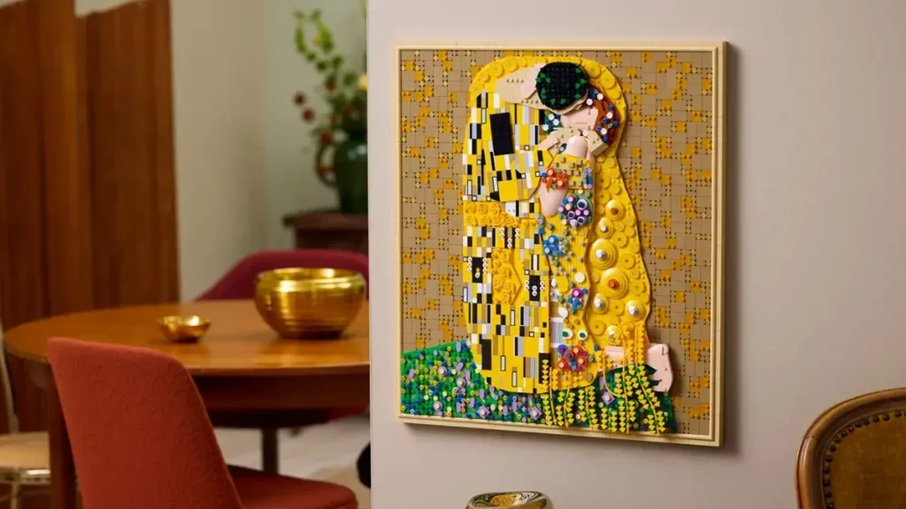 LEGO and Vienna's Belvedere Museum Turn Klimt's "The Kiss" Into a 4,000-Piece Art Set