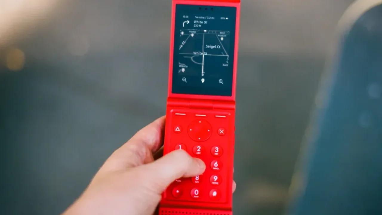 Light's New Flip Phone Brings Color, Simplicity and a Lower Price