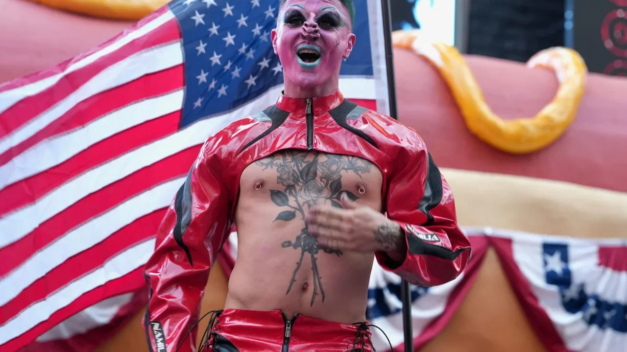 Times Square'da Sahnelenen Renkli Performans: "The Most American Pageant Ever!"