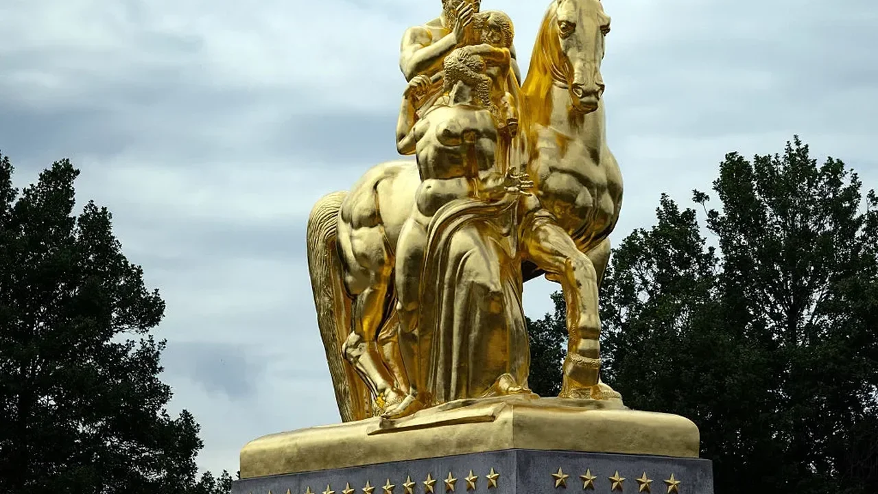 Lincoln Memorial's Historic Horse Statues Receive a Golden Restoration