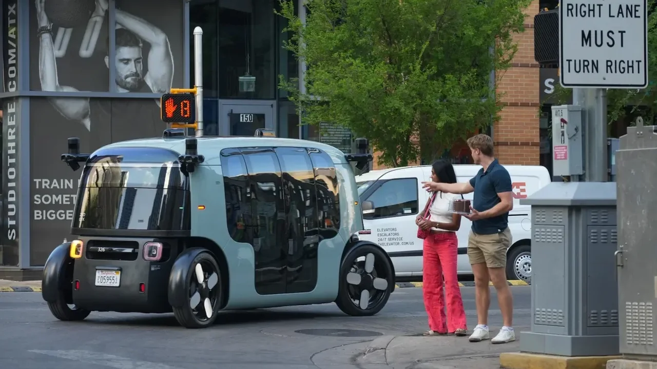 Robotaxi Yarışında İki Farklı Yol: Düzenleme Hızlanıyor, Testler Genişliyor