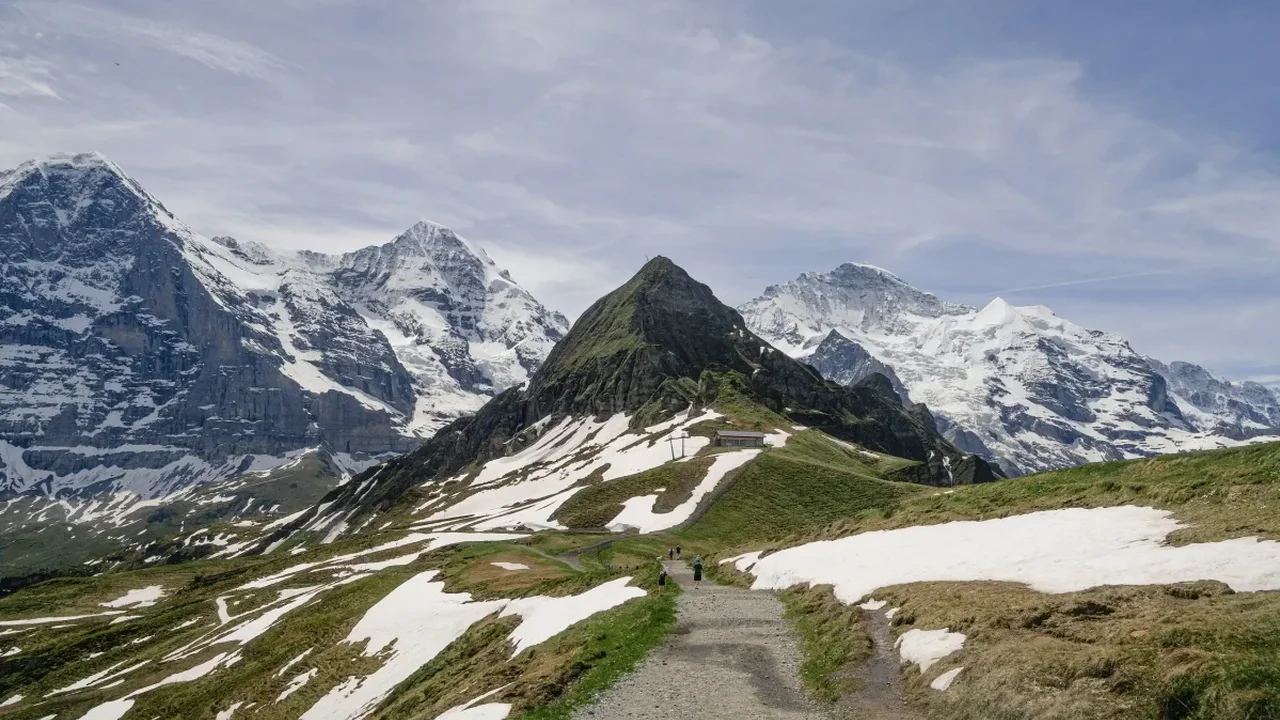 Scientists Identify "Snow Eater" Heat Waves That Accelerate Mountain Snowmelt