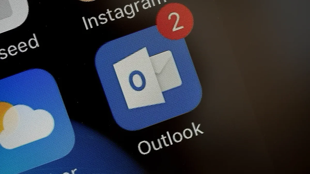 Microsoft tests fix after Outlook outage disrupts email services
