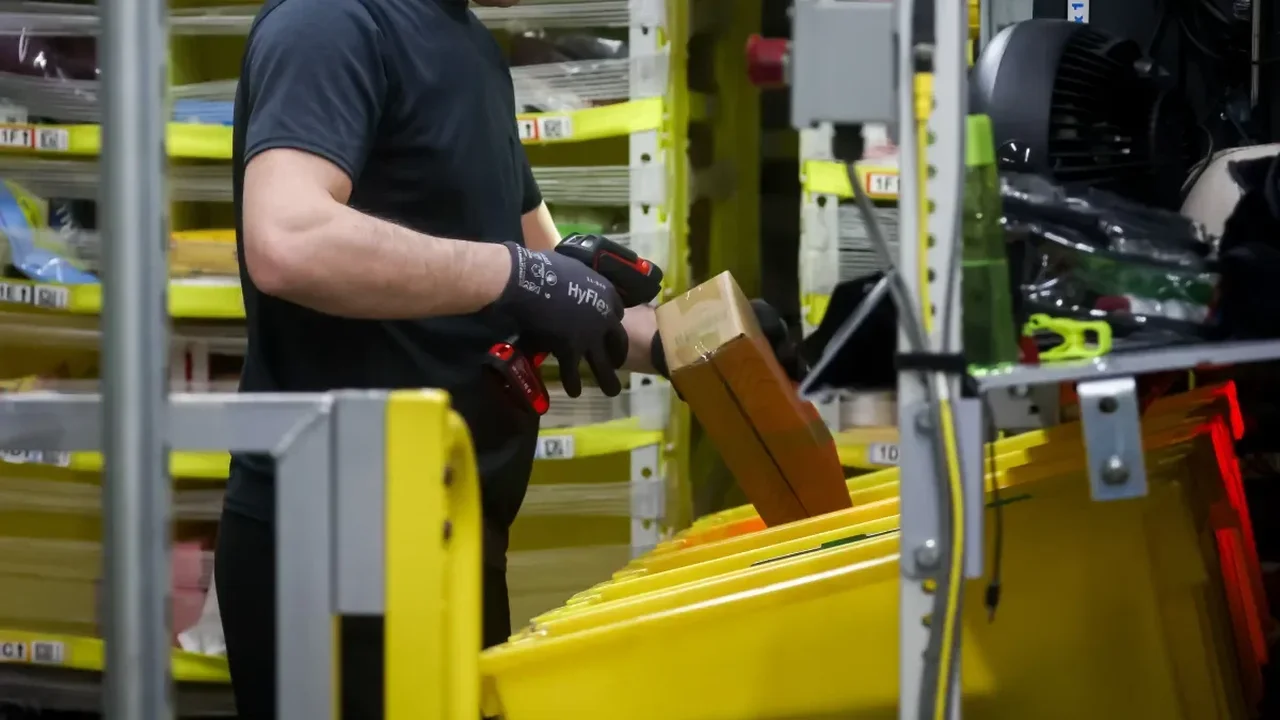 Amazon Raises Starting Pay for U.S. Operations Teams