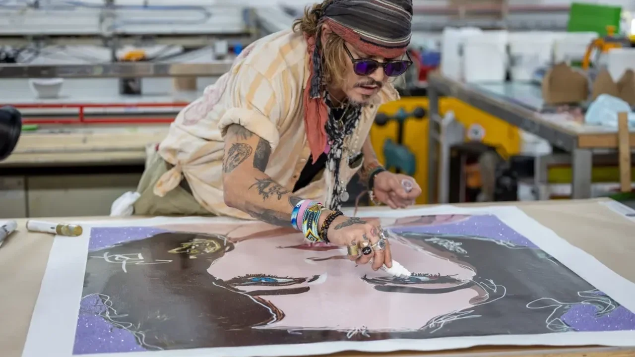 Johnny Depp'in "Figures of the Fringe" Sergisi Şanghay'da Sanatseverlerle Buluştu