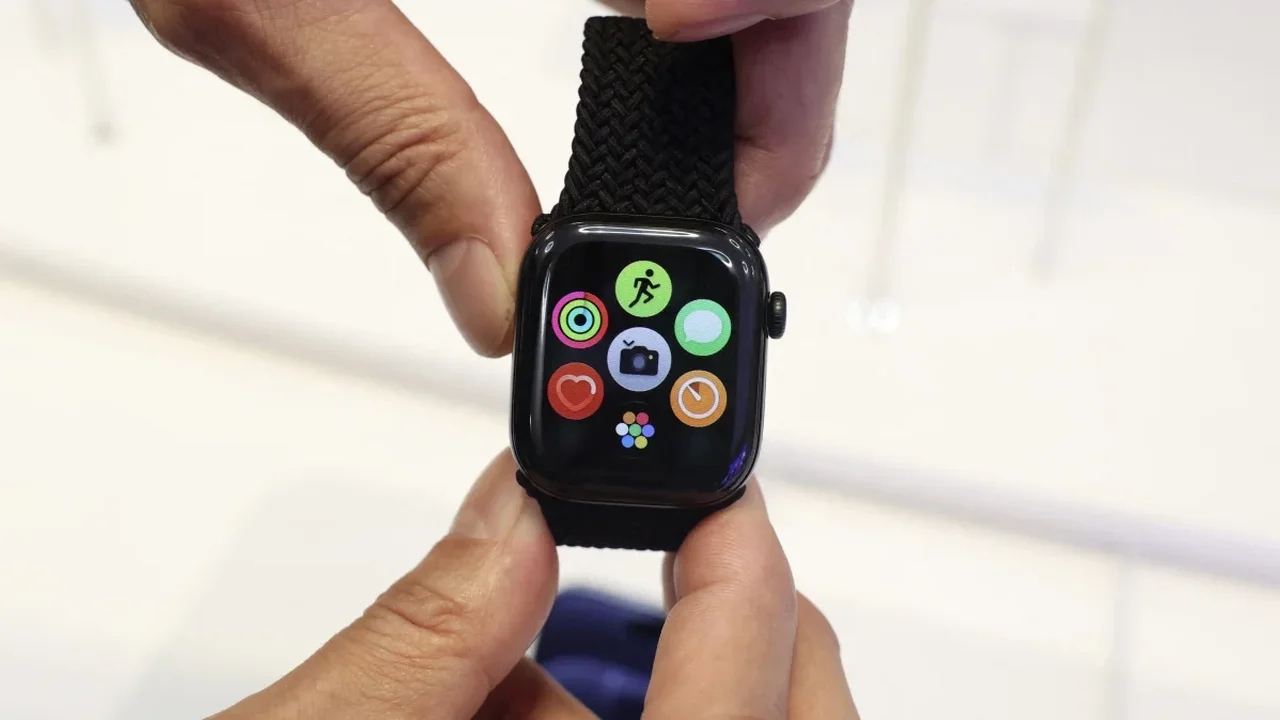 Apple Restores App Switcher in watchOS 27.2 Beta