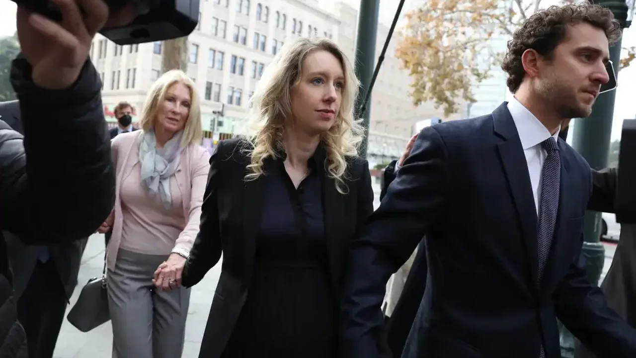Nathan Fielder'ın Elizabeth Holmes Belgeseli Ekimde Vizyonda
