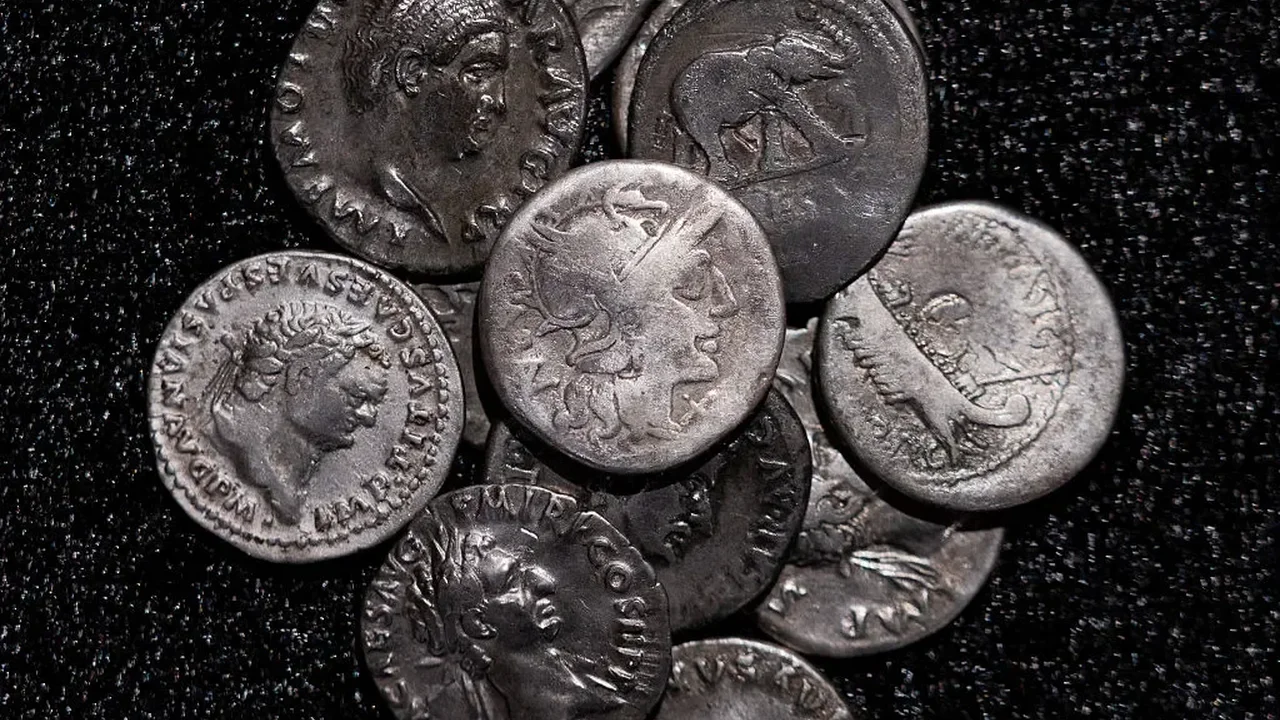 Almanya'da 934 Roma Gümüş Sikkesinden Oluşan Büyük Define Keşfedildi
