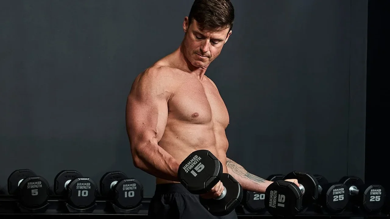 Yoğun Günler İçin 10x10 Biceps Rutini: Hafif Ağırlıkla Etkili Antrenman