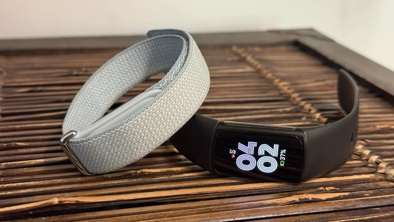 Google, Ekranlı Yeni Fitbit Edge Modelini Hazırlıyor Olabilir