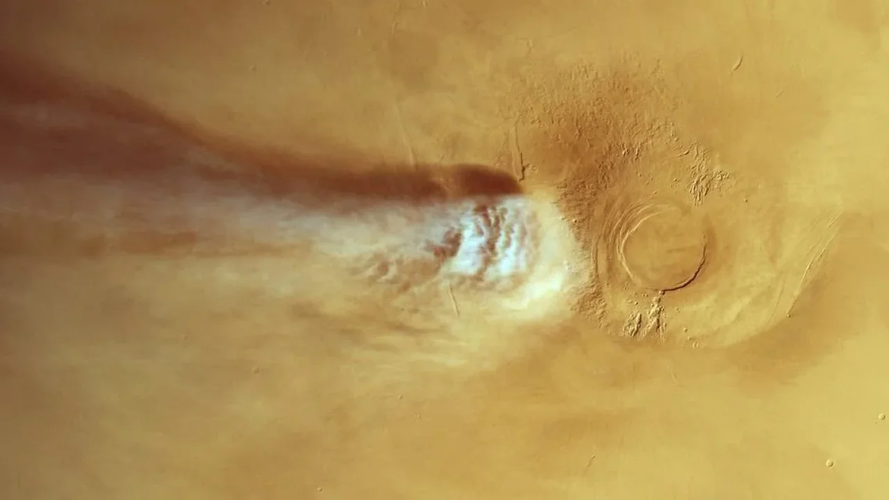 Mars' Morning Mega-Cloud May Form Ice Without Dust