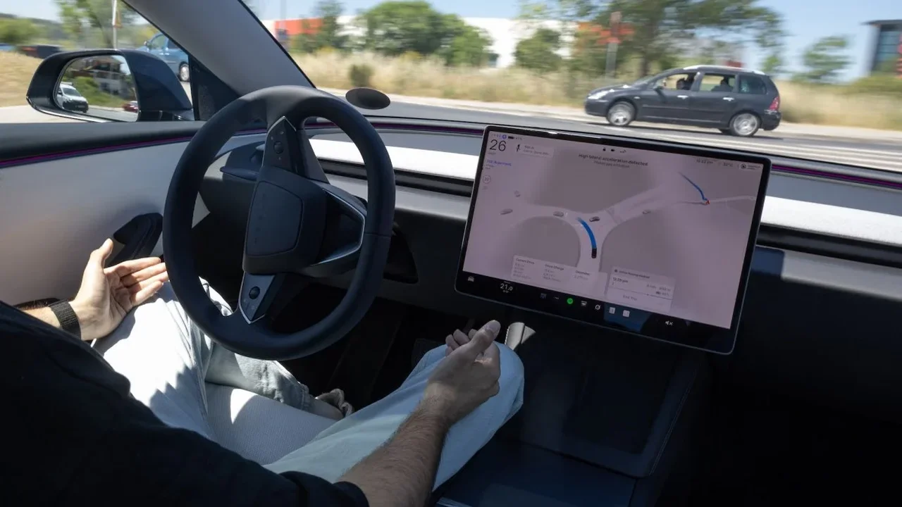Tesla, Avrupa'da Sürüş Destek Sisteminin Adını Yeniledi