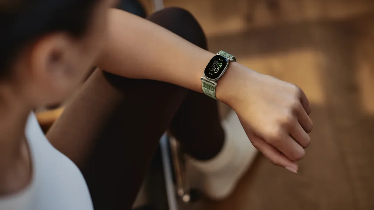 Google Introduces Fitbit Edge, a Screen-Based Fitness Band