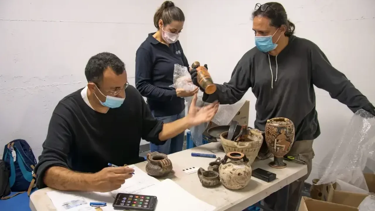Israel Returns 22 Ancient Greek Antiquities to Greece