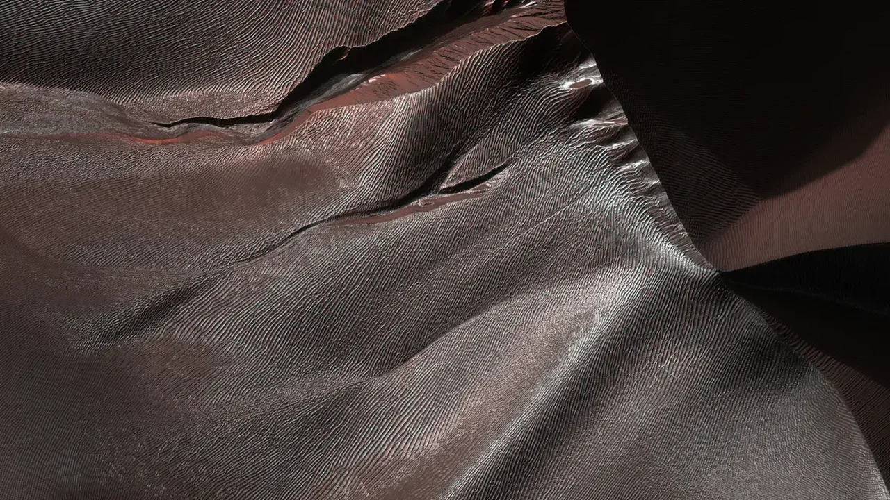 Mars Gullies May Be Shaped by Dry-Ice Avalanches, Not Water
