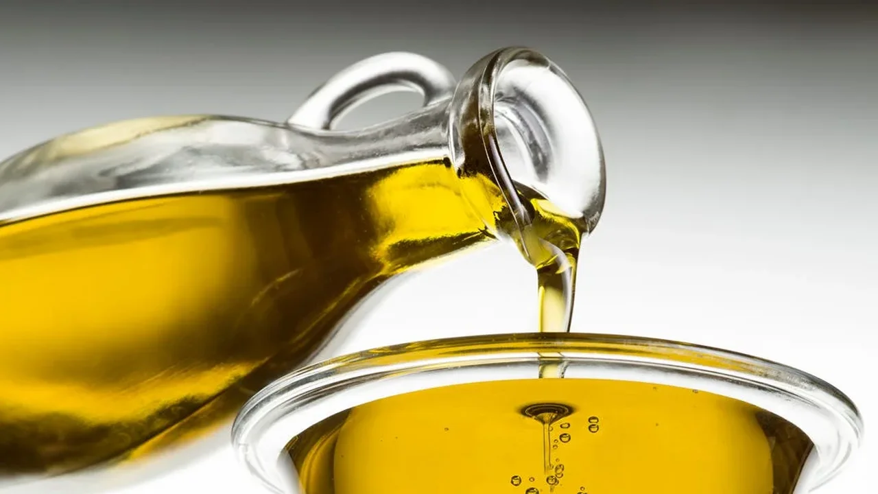 Olive Oil Shots: Nutrition Experts Say Meals Are the Better Fit